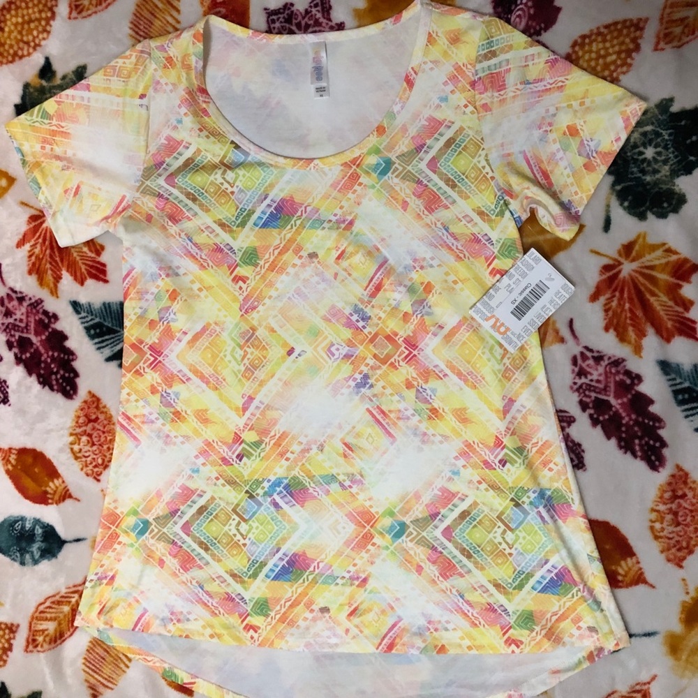 BNWT XS Lularoe Classic T